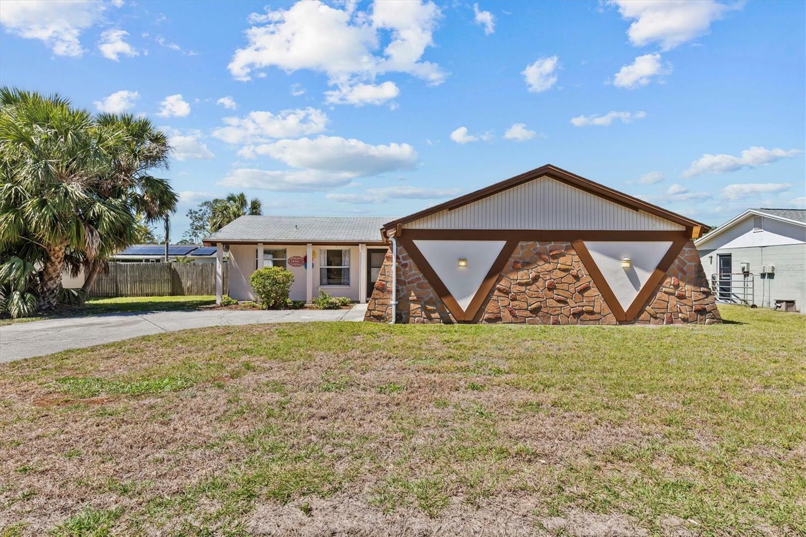 Property Photo: 1010 Stonefence Way FL 34689