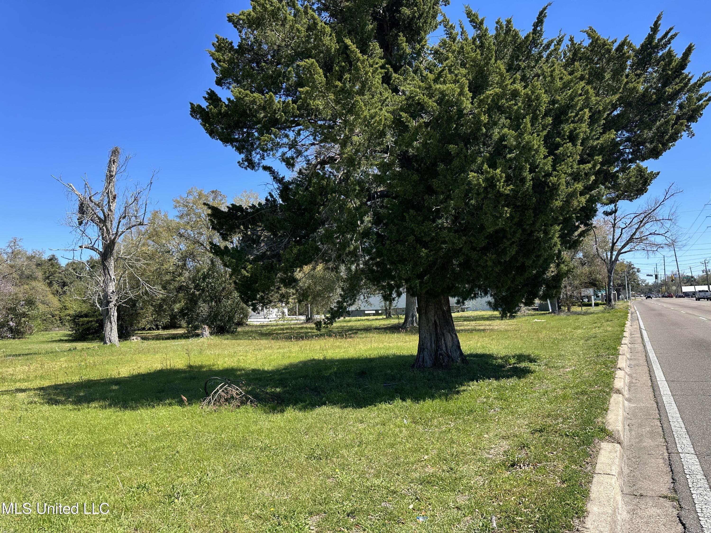 Property Photo: 712 E Pass Road MS 39507
