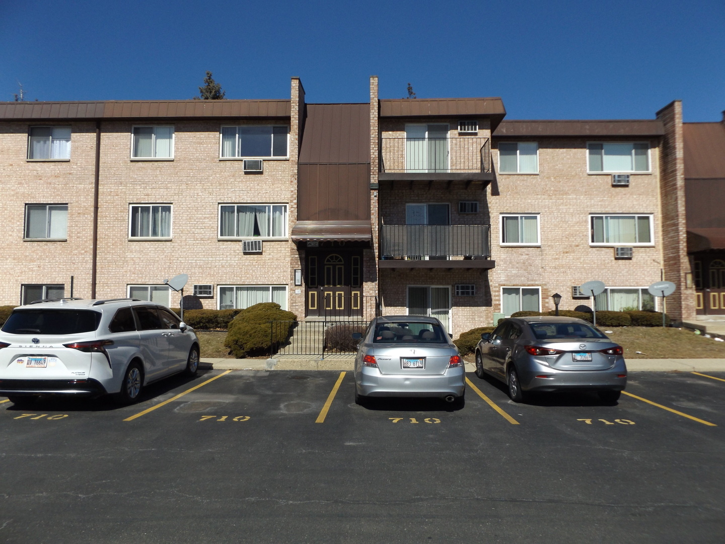 Property Photo: 710 W Huntington Commons Road 3A IL 60056