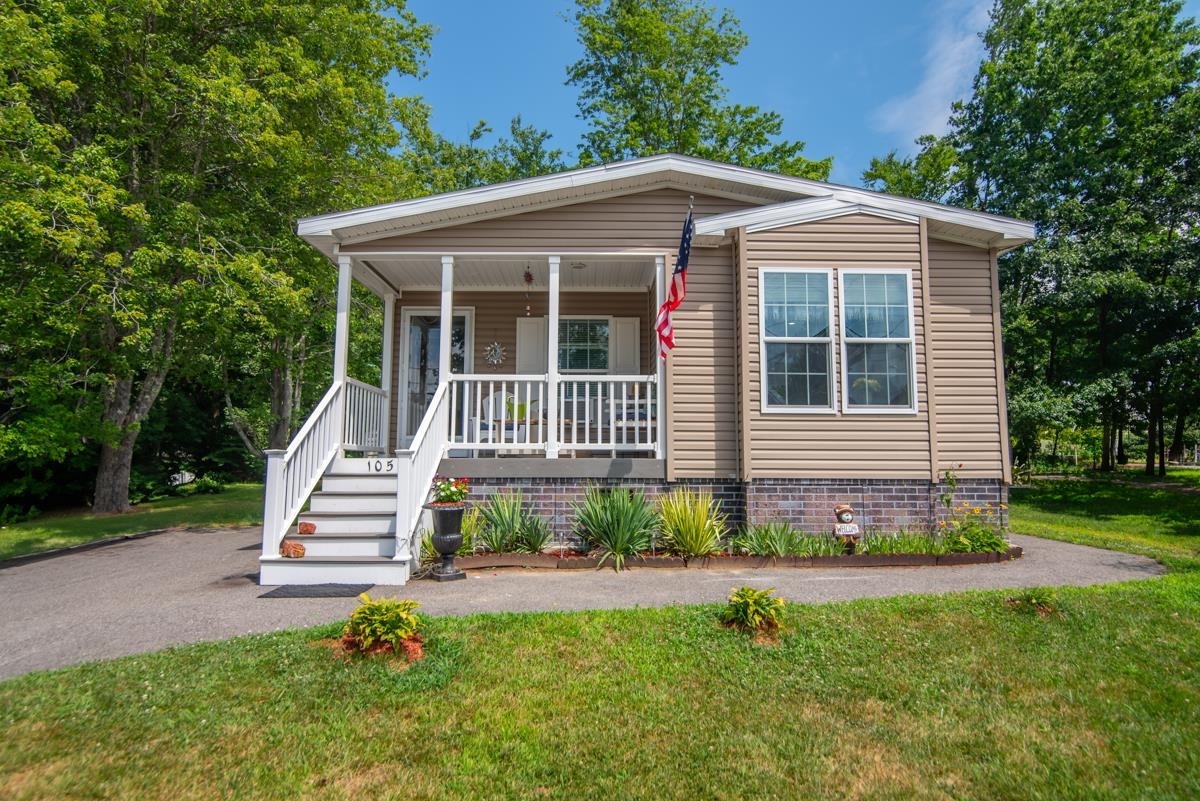105 Robinhood Drive  Exeter NH 03833 photo