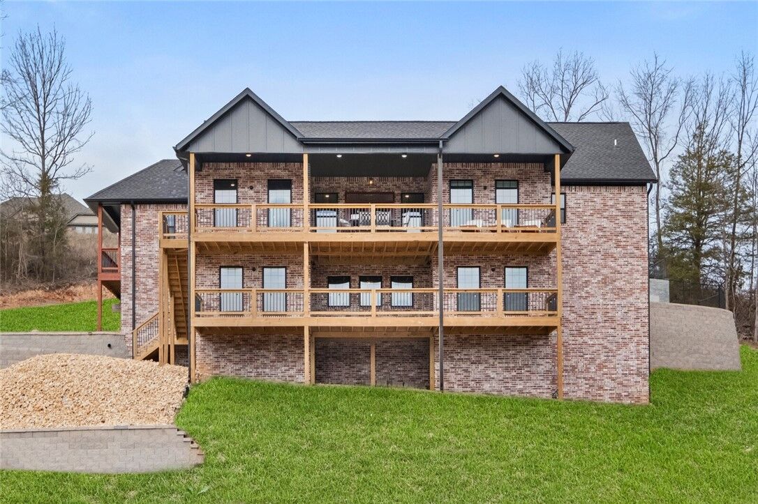 Property Photo:  2103 NE Chaucer Street  AR 72712 