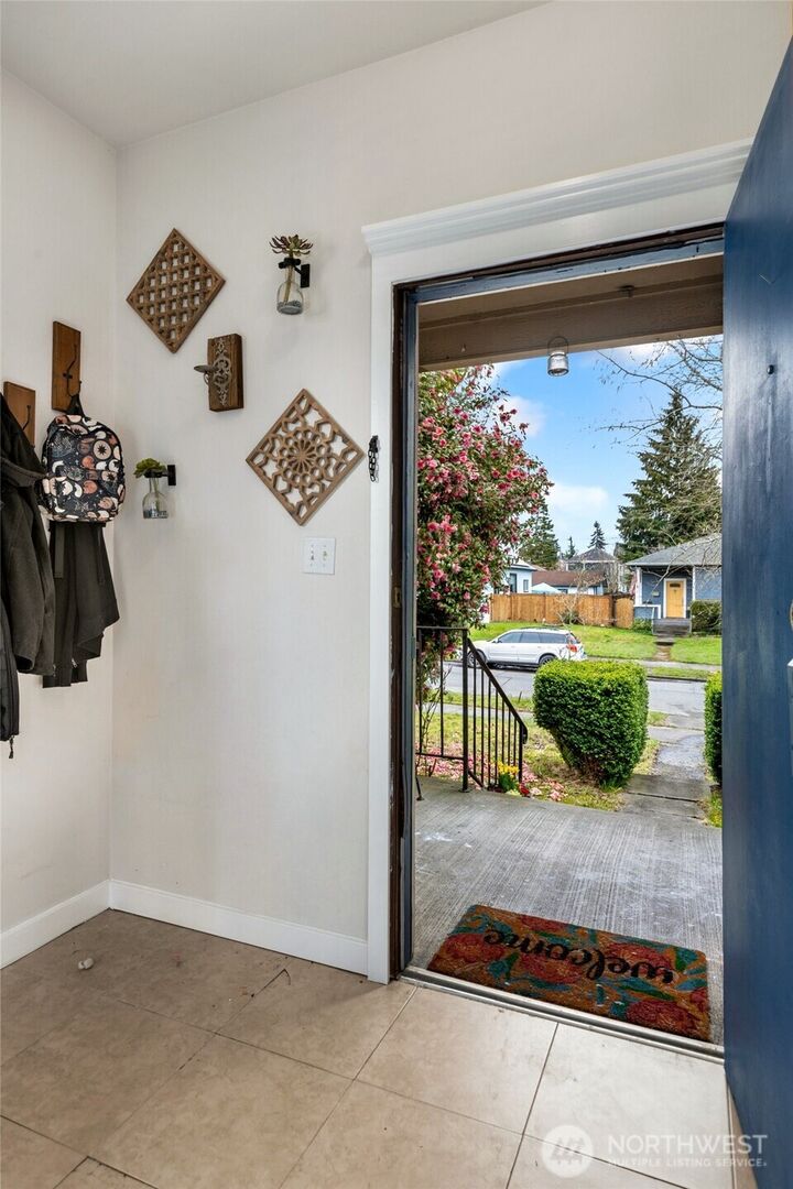 Property Photo:  2418  Chestnut Street  WA 98201 