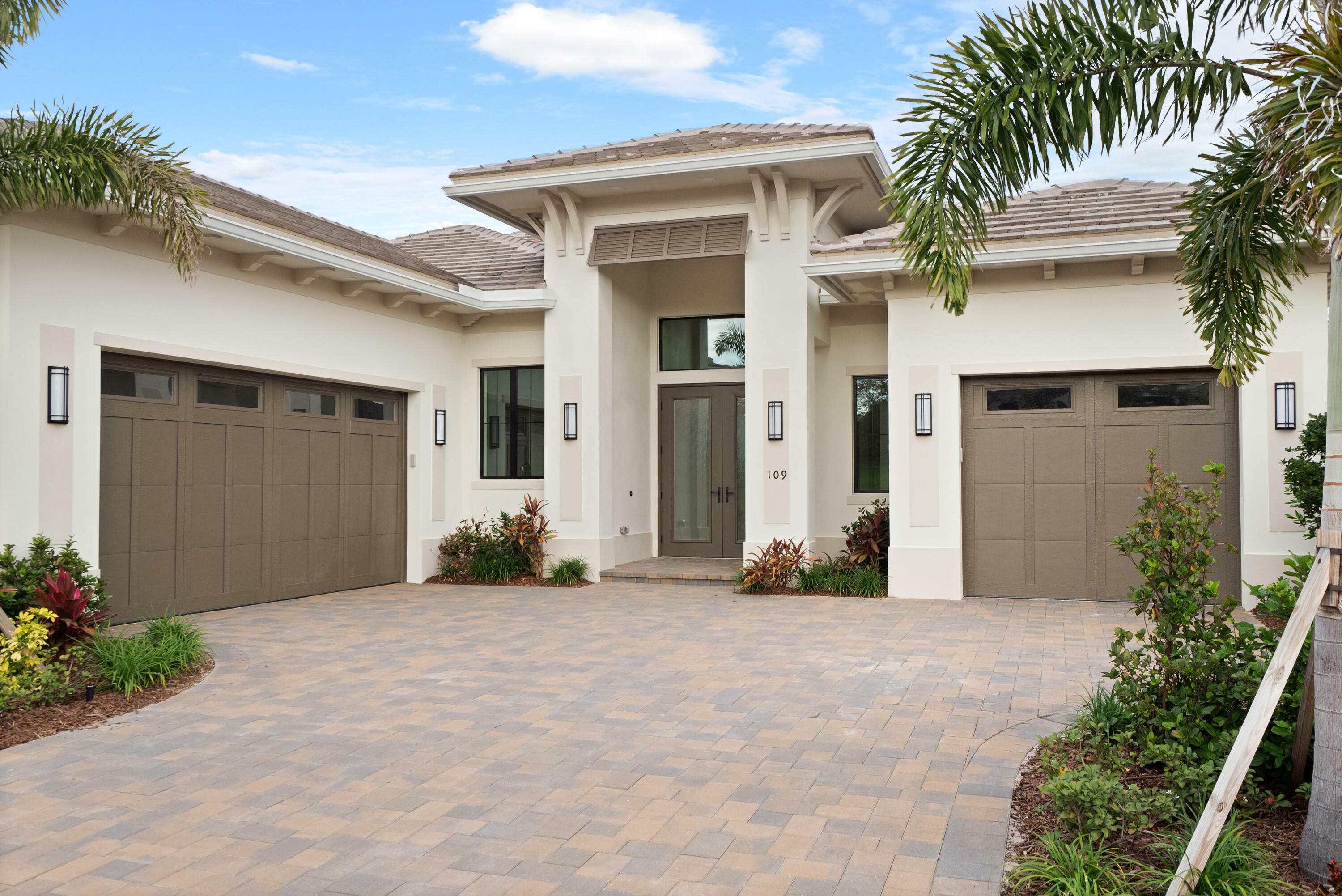 Property Photo: 109 SE Via Verona FL 34984
