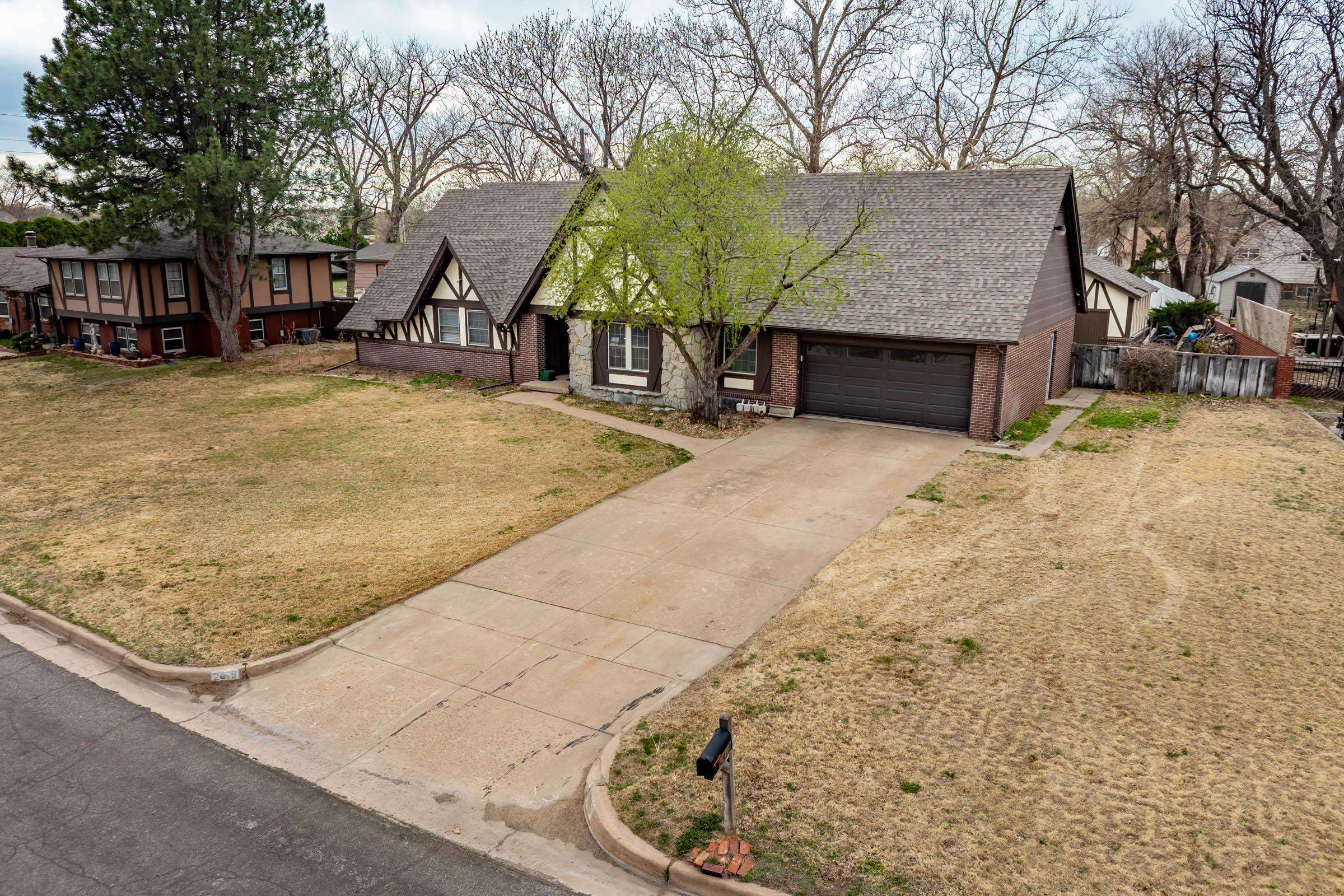 Property Photo: 2419 W Benjamin Dr KS 67204