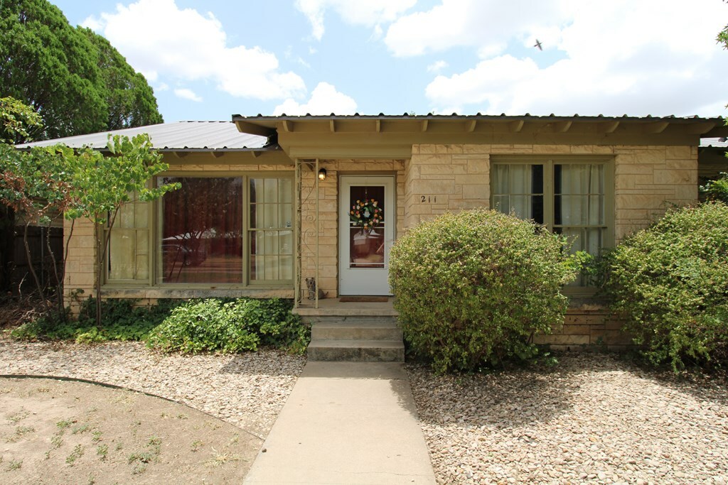 Property Photo: 211 Churchill Blvd TX 76903