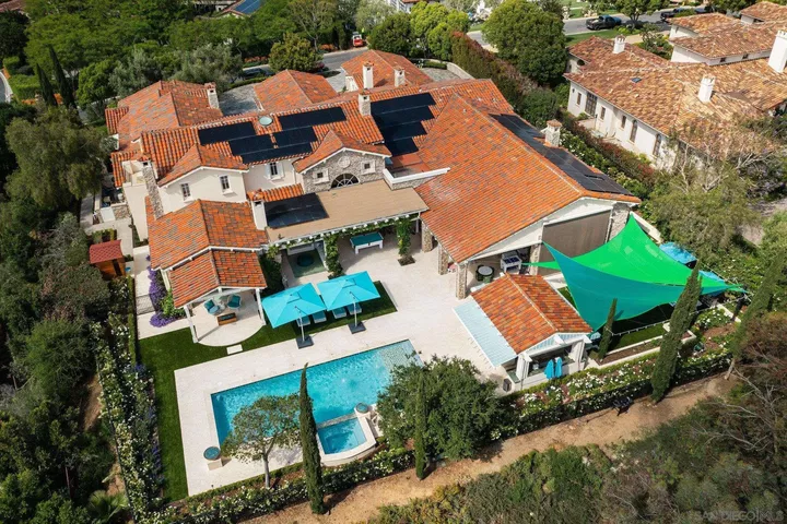 Property Photo: 6709 Calle Ponte Bella CA 92091