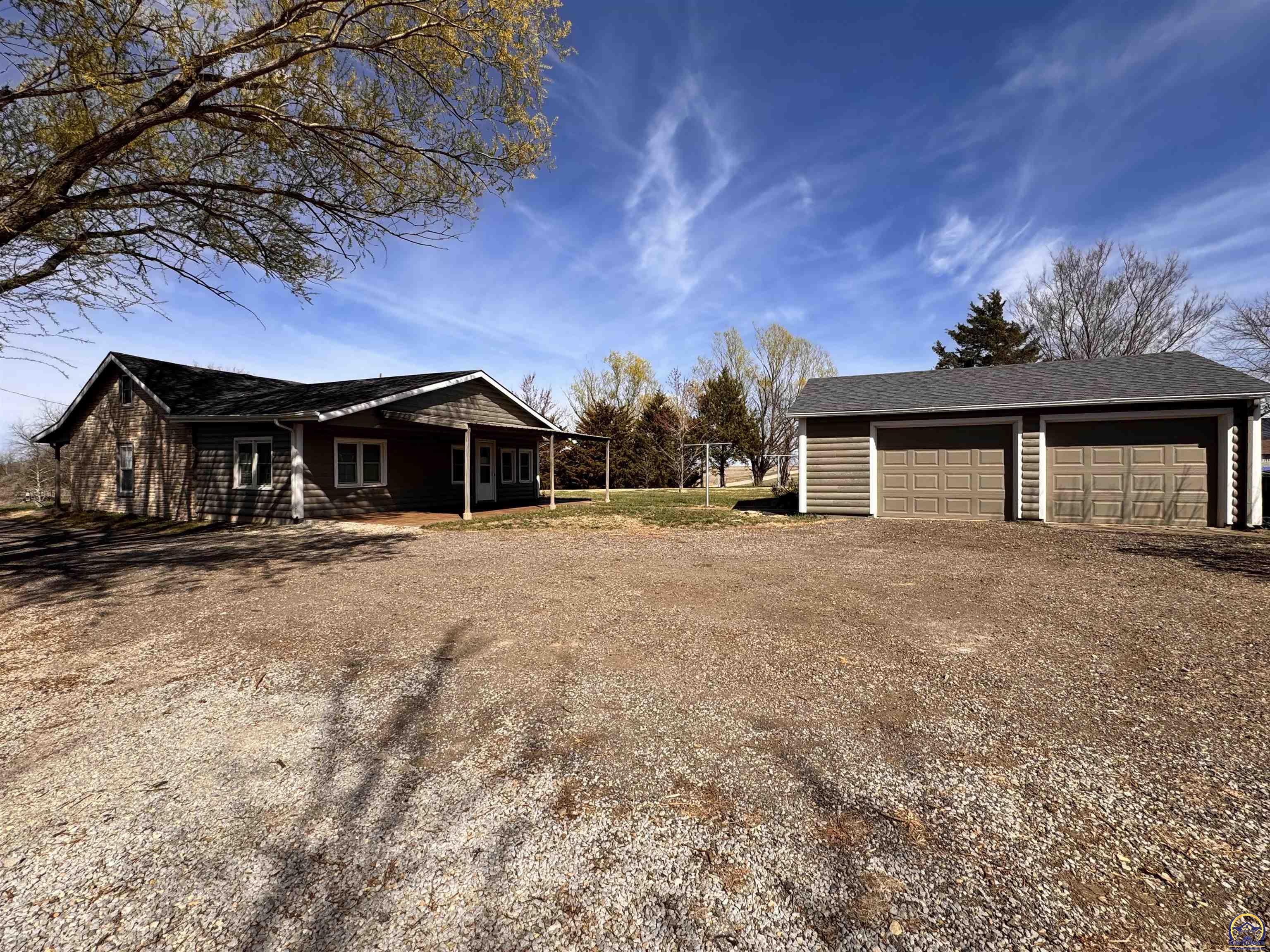Property Photo: 2733 SE 53rd St KS 66609
