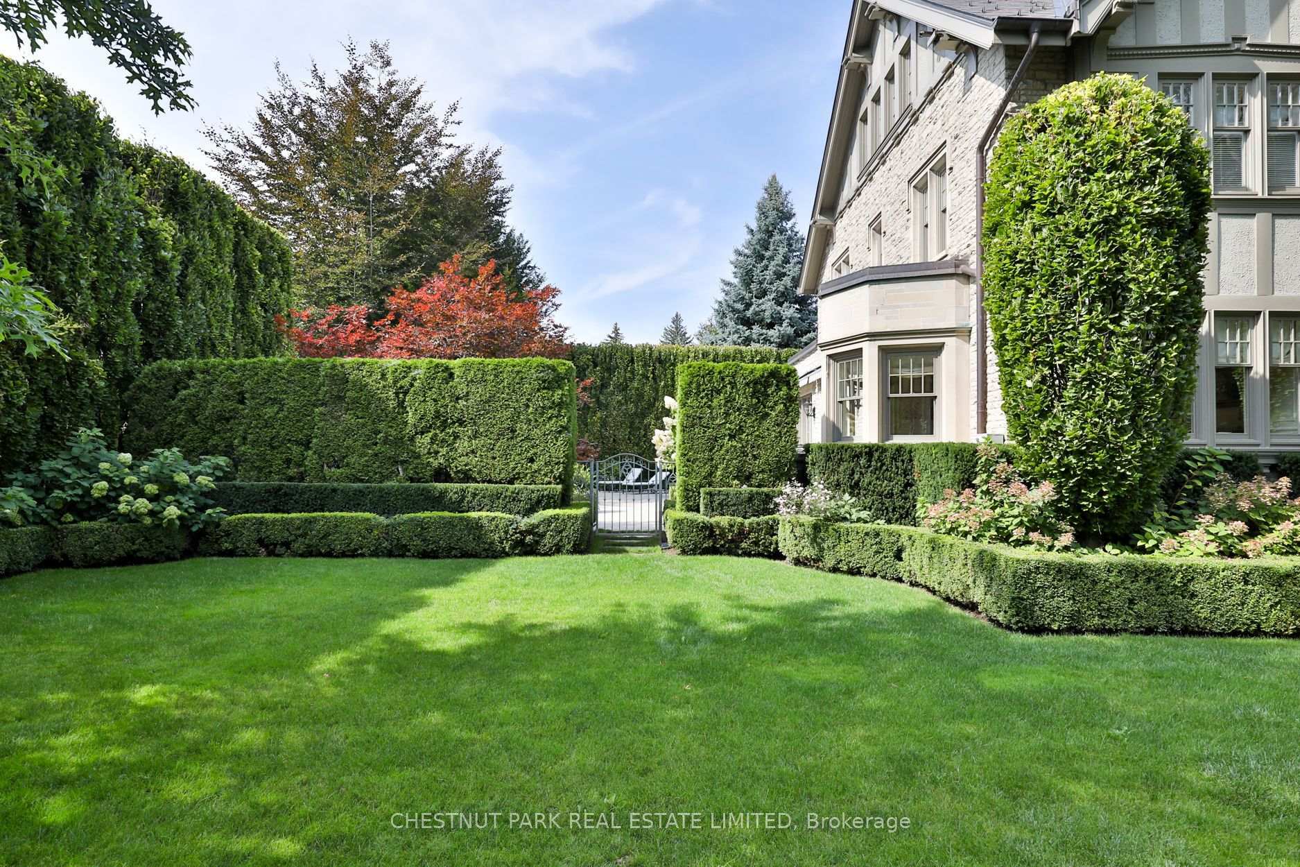 Property Photo: 170 Roxborough Drive ON M4W 1X8