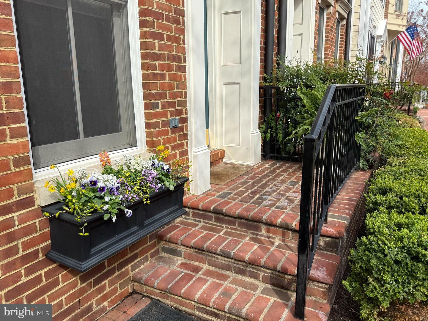 Property Photo: 421 Oronoco Street VA 22314