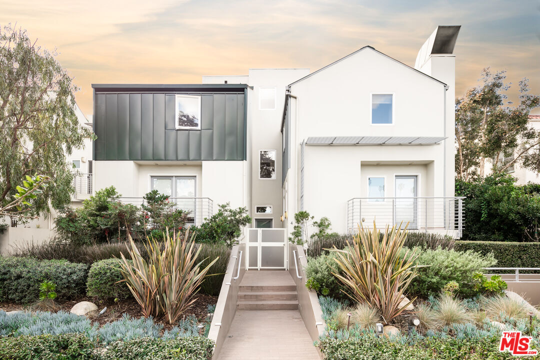 Property Photo:  938 Lincoln Blvd  CA 90403 
