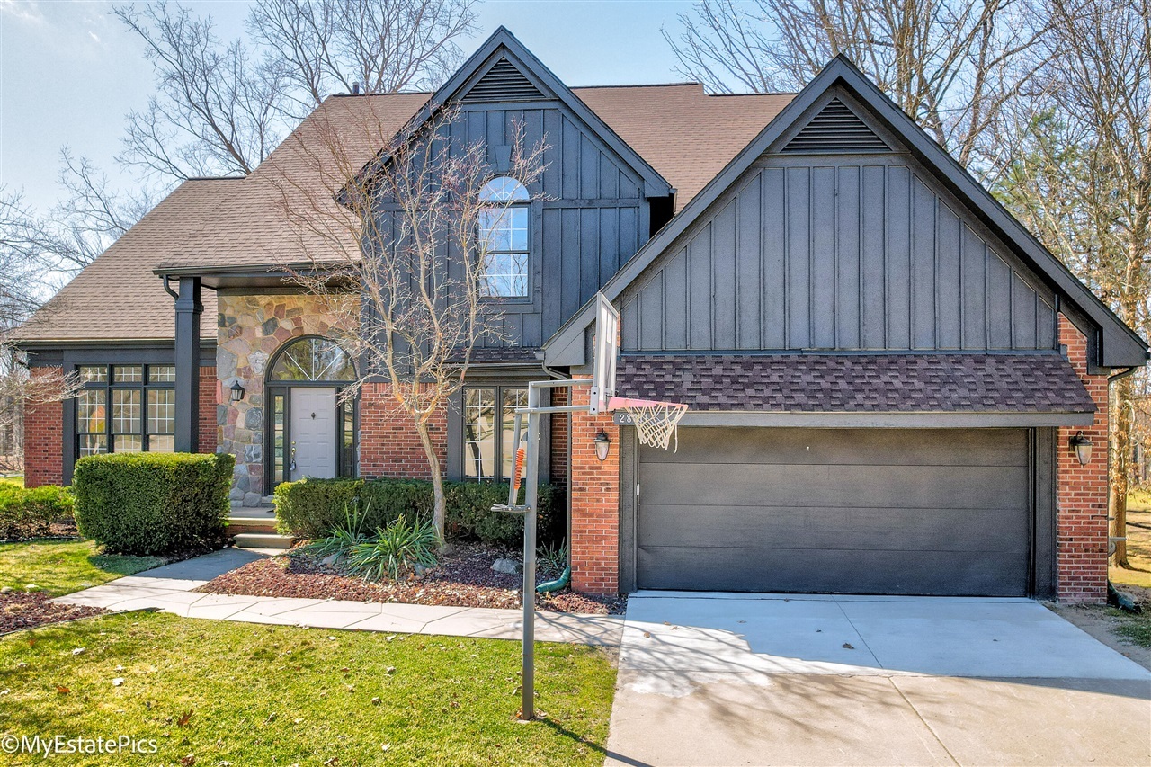 Property Photo: 28311 Golf Pointe Boulevard MI 48331-2940
