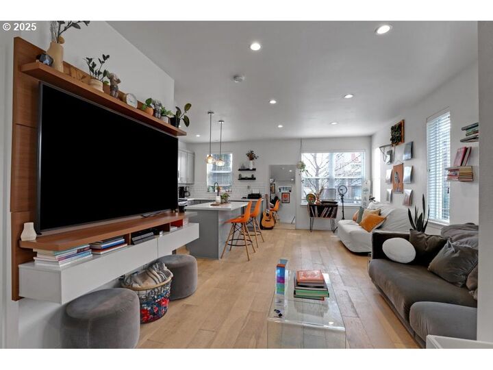 Property Photo:  2813 SE Hawthorne Blvd 5  OR 97214 