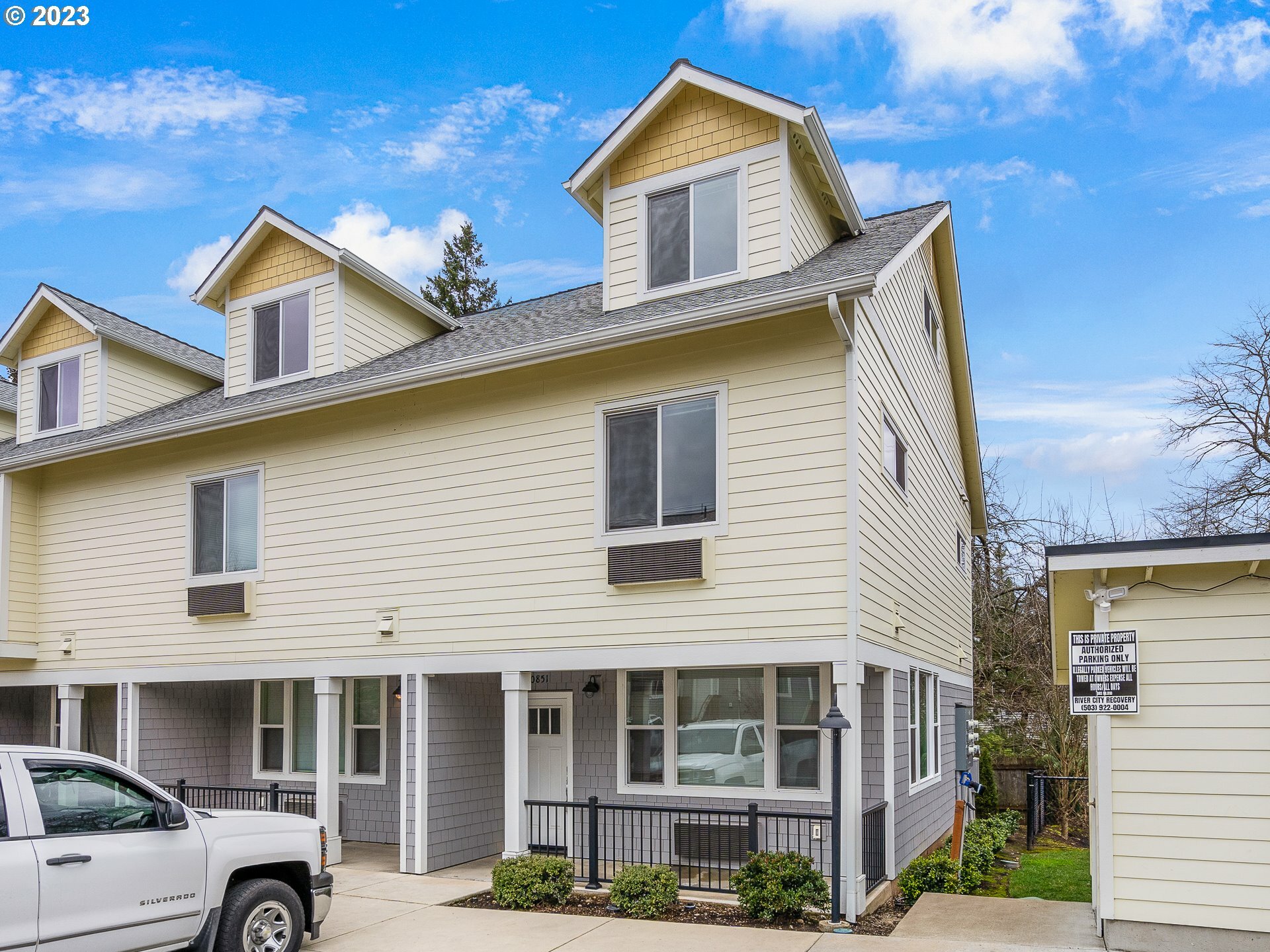 Property Photo: 10851 E Burnside St OR 97216