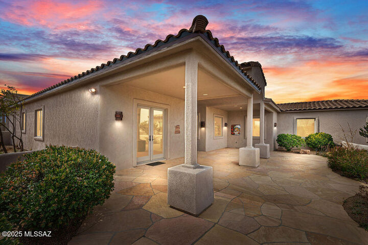 Property Photo:  592 E Corte Pasadera Verde  AZ 85614 