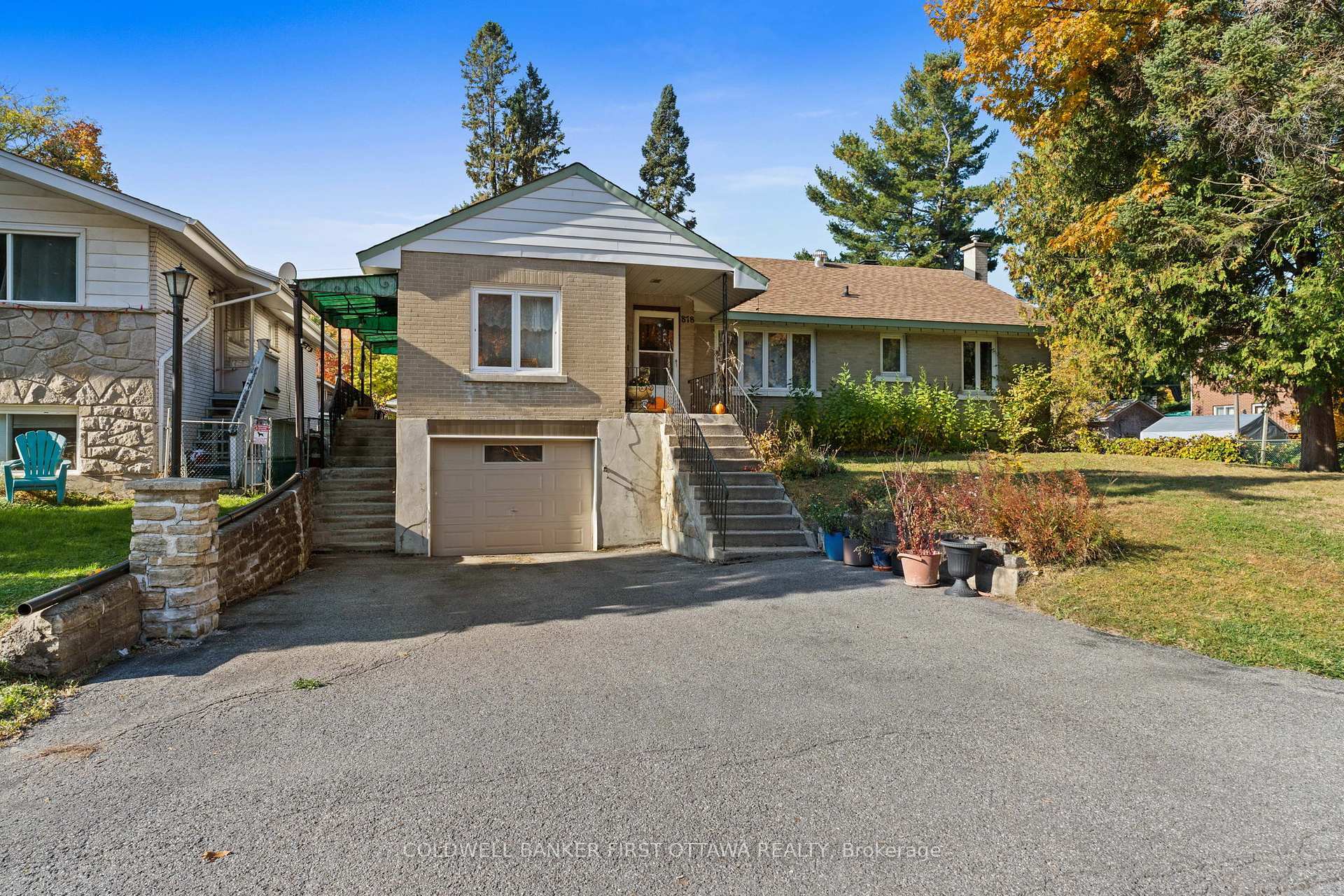 Property Photo:  878 Ivanhoe Avenue  ON K2B 5S5 