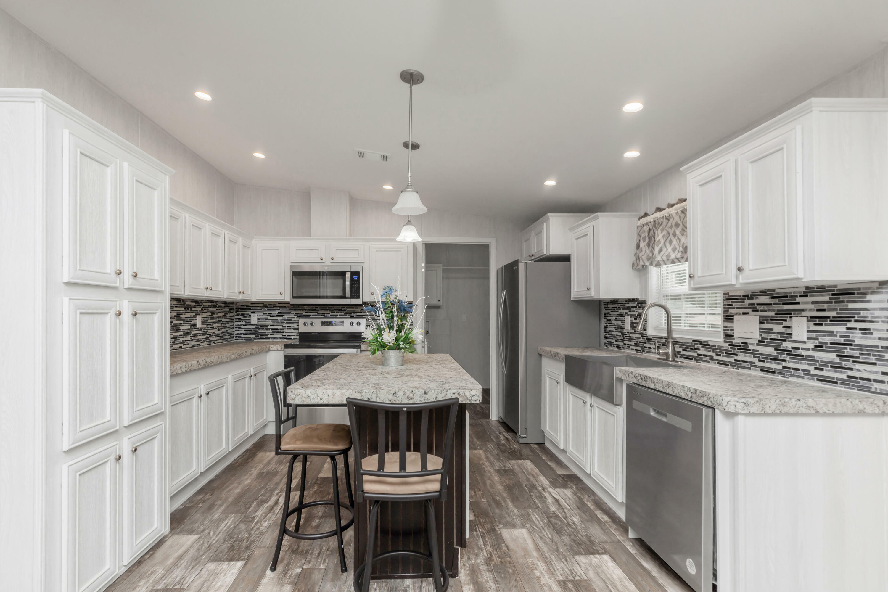 Property Photo:  910 N Lloyd Street  FL 32536 