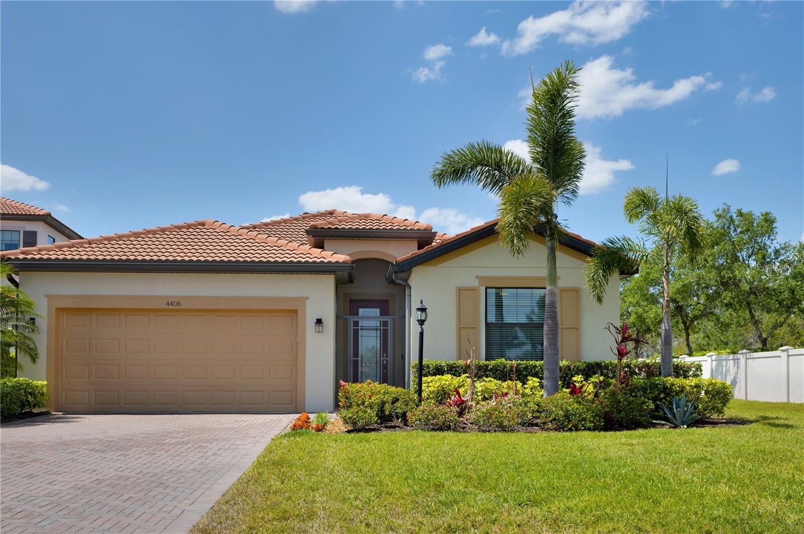 Property Photo: 4406 Baltry Court FL 34211