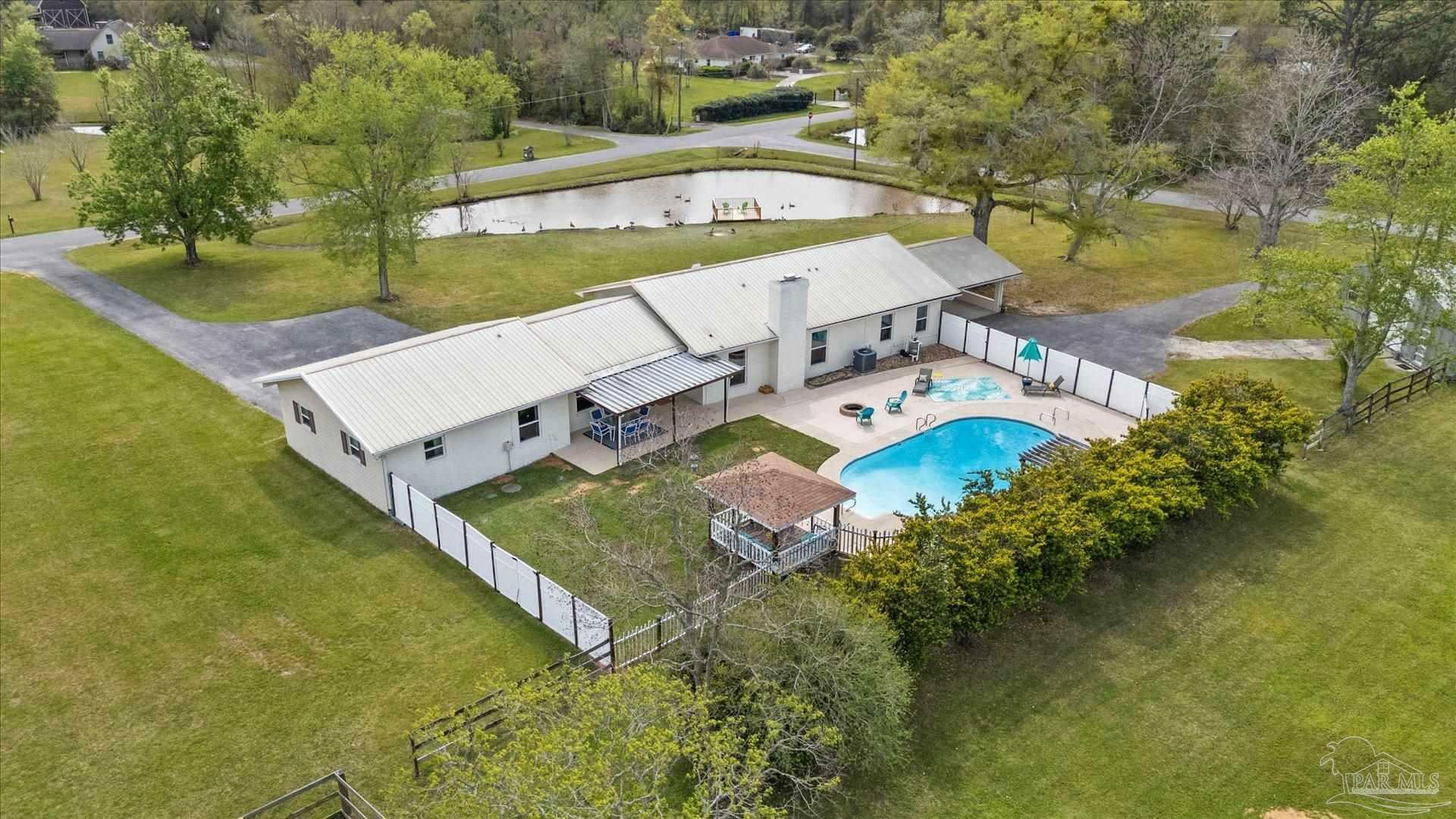 Property Photo: 438 Meander Ln FL 32533