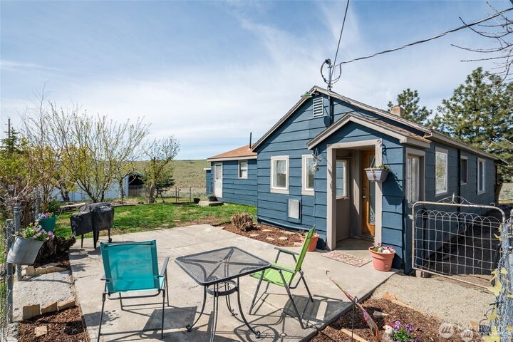 Property Photo: 925 NW Road B WA 98858