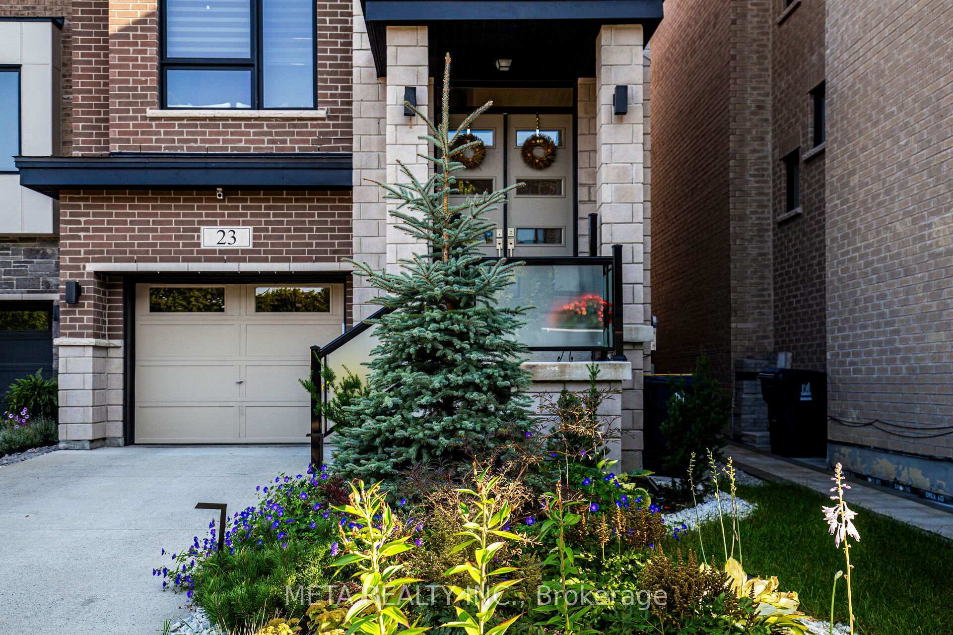 Property Photo: 23 Hollyhock Court ON M3B 0B4