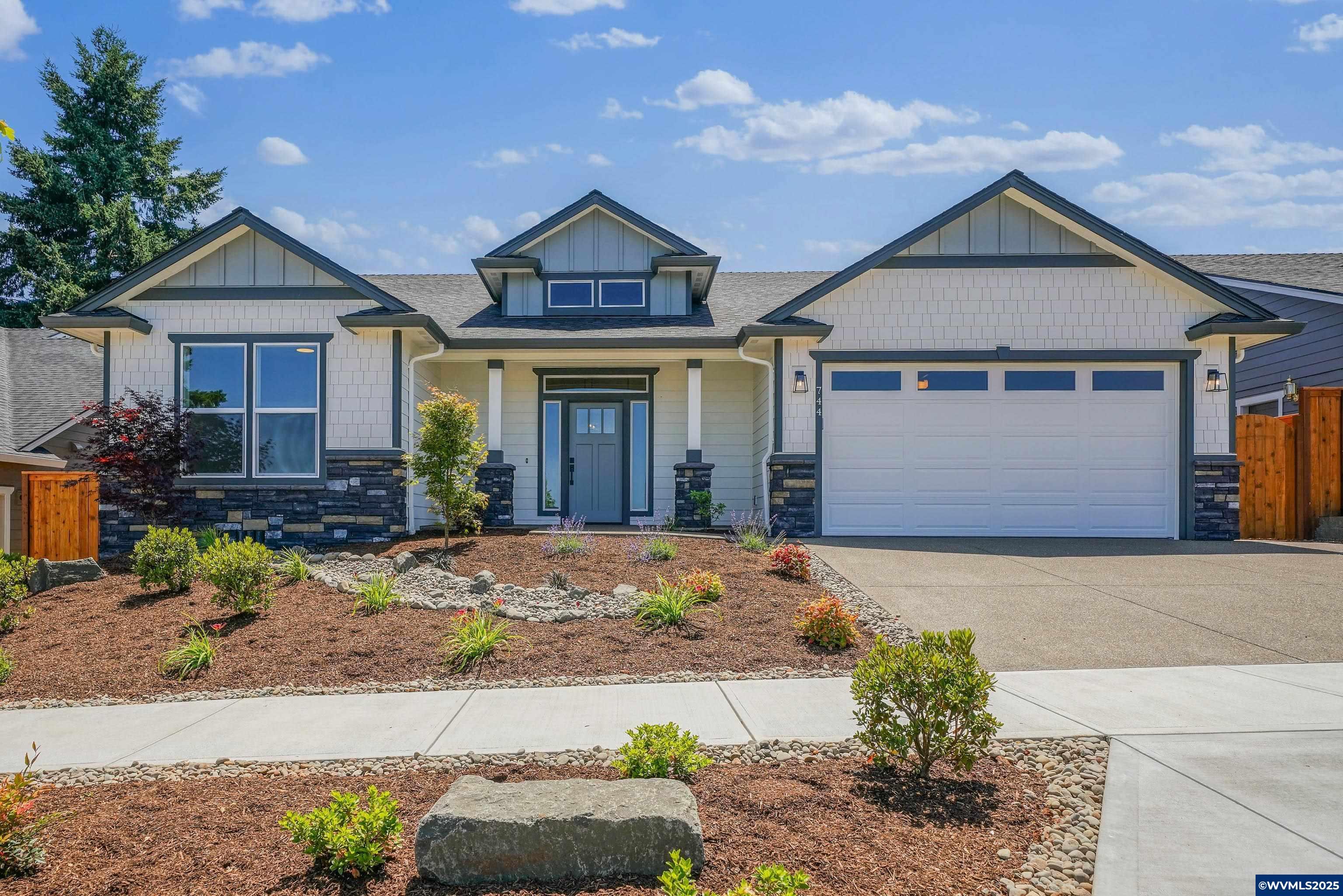 Property Photo: 744 Emily Grace Ln SE OR 97306