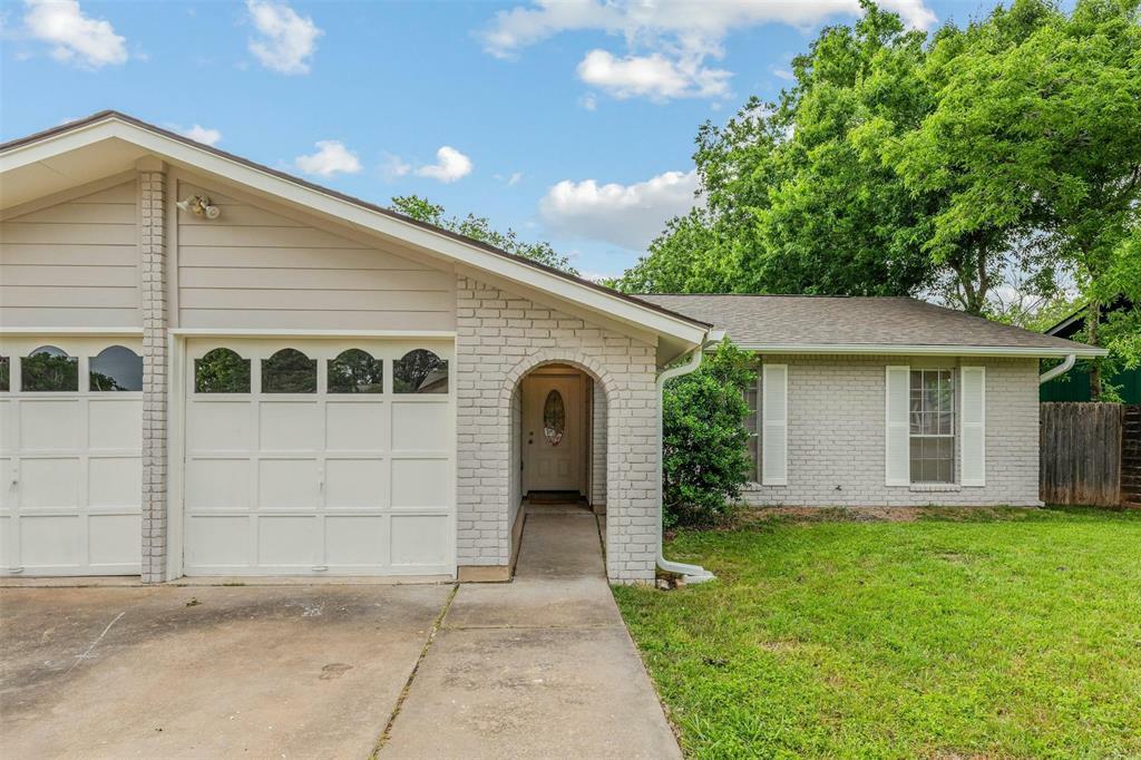 Property Photo: 511 Buckskin Drive TX 78681