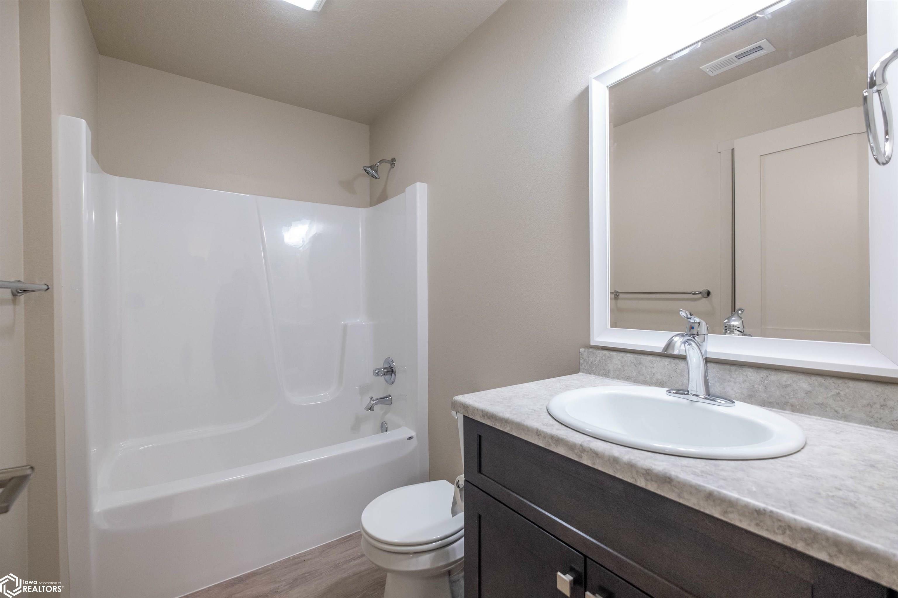 Property Photo: 1103 E Southridge Road IA 50158