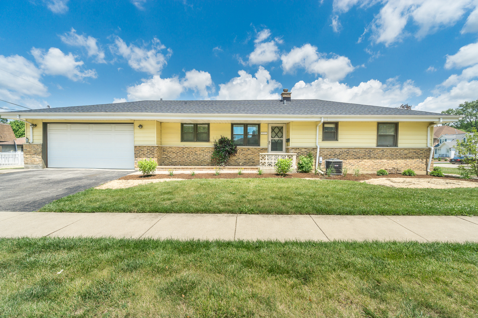 Property Photo:  350 Home Avenue  IL 60143 
