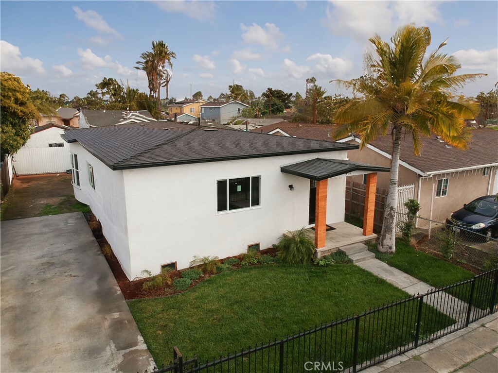 Property Photo:  411 W Plum Street  CA 90222 