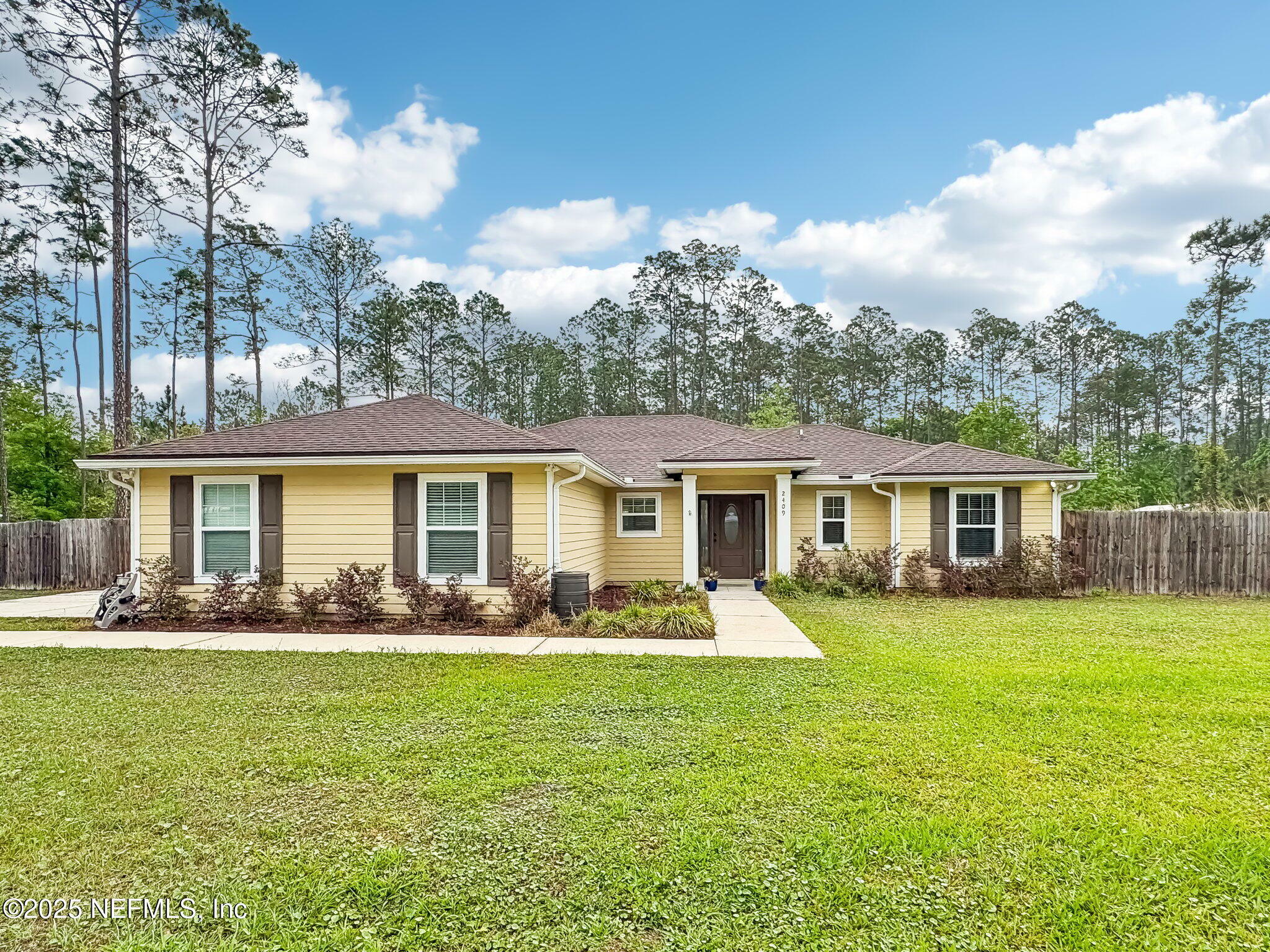 Property Photo: 2409 Cosmos Avenue FL 32068