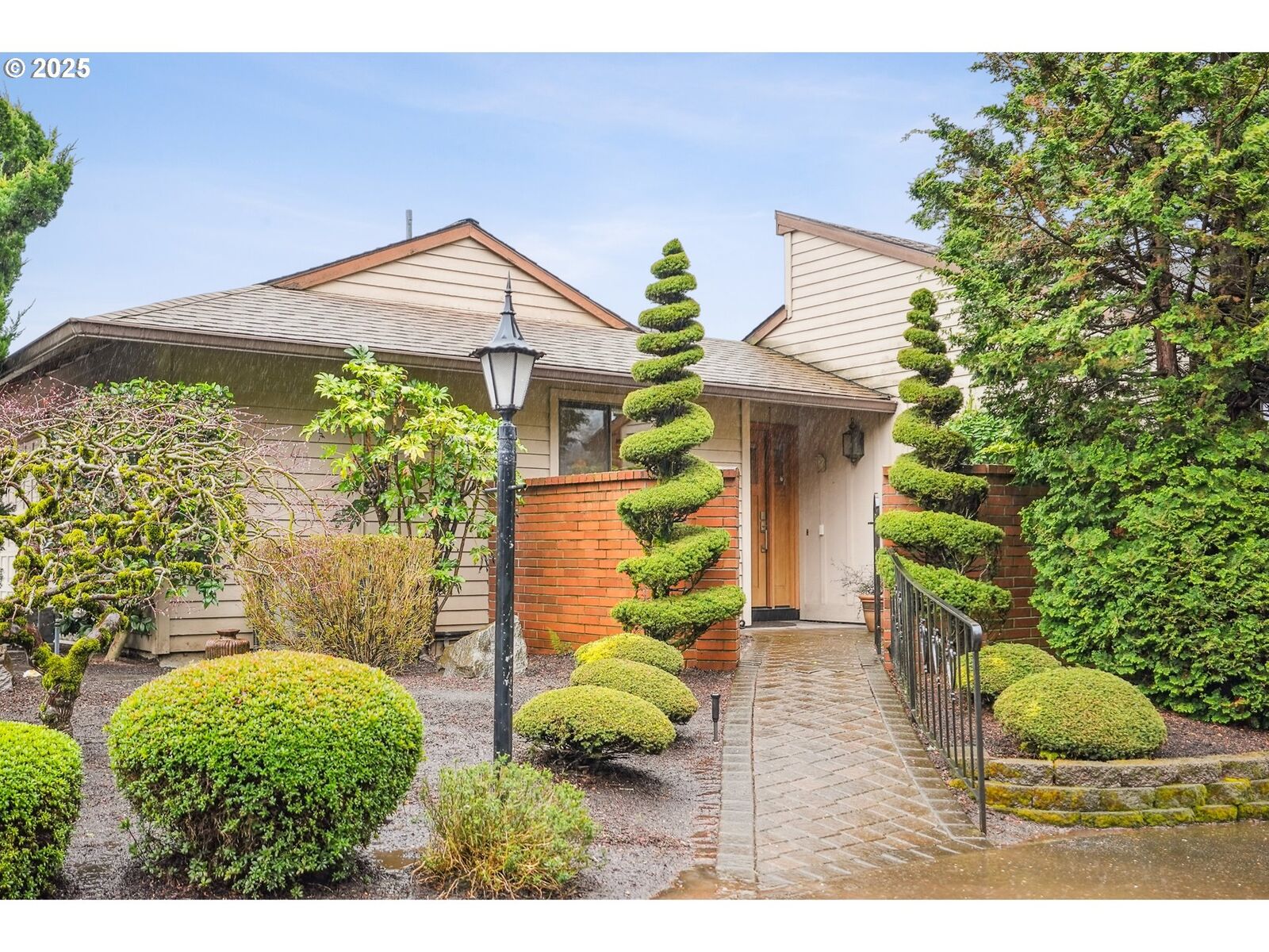 Property Photo: 15780 SW Oakhill Ln OR 97224