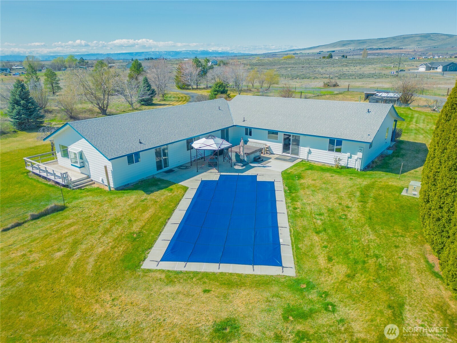 Property Photo: 11827 Rd B.5 NW WA 98823