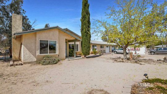 Property Photo: 353 Mark Ct CA 93527