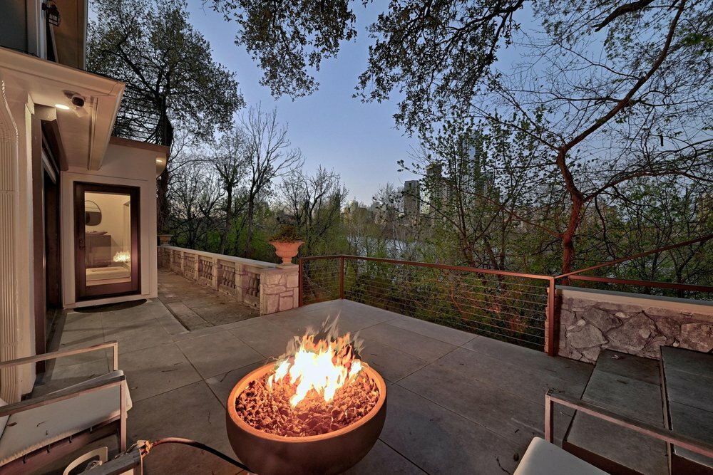 Property Photo: 804 Edgecliff Terrace TX 78704