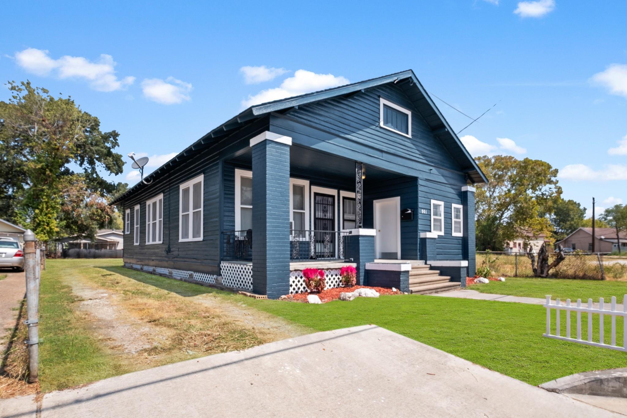 Property Photo: 901 Boundary Street TX 77009