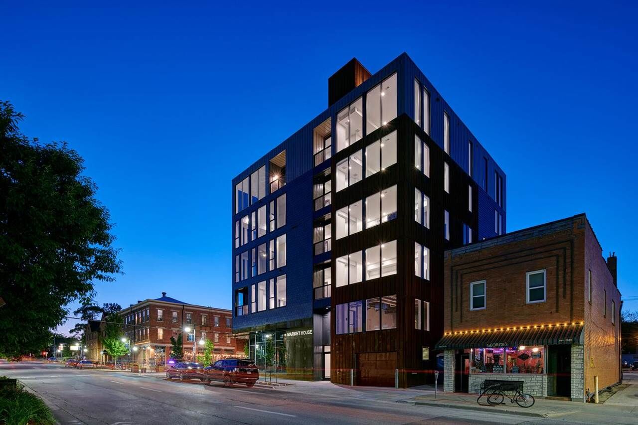 Property Photo: 202 N Linn St 203 IA 52245