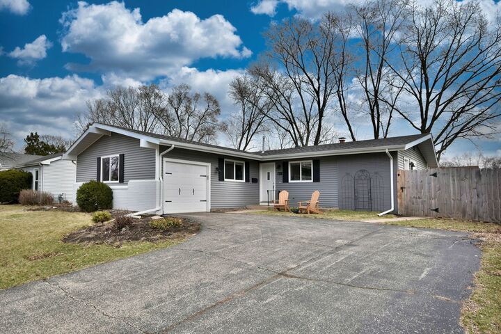 635 Sussex Lane  Crystal Lake IL 60014 photo