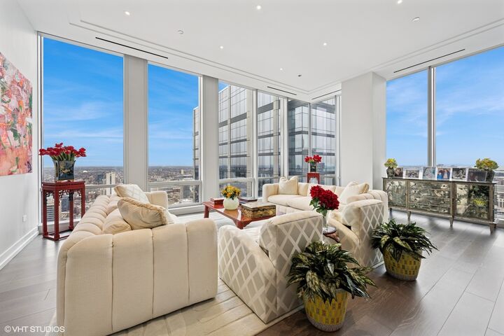 Property Photo:  14 W Superior Street 4403  IL 60654