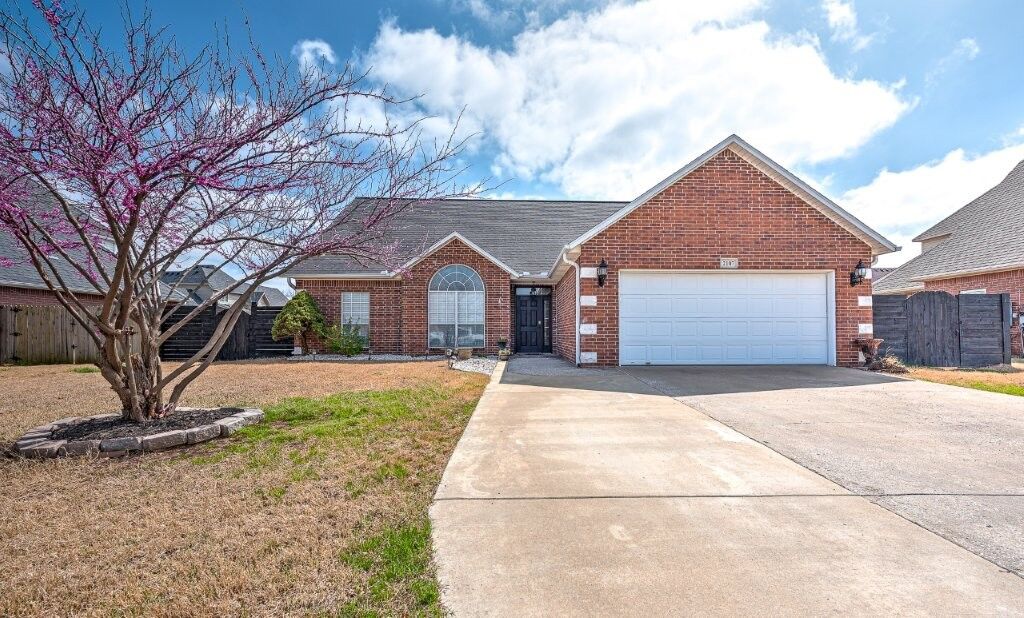 Property Photo:  2107 SW Chinquapin Avenue  AR 72713 