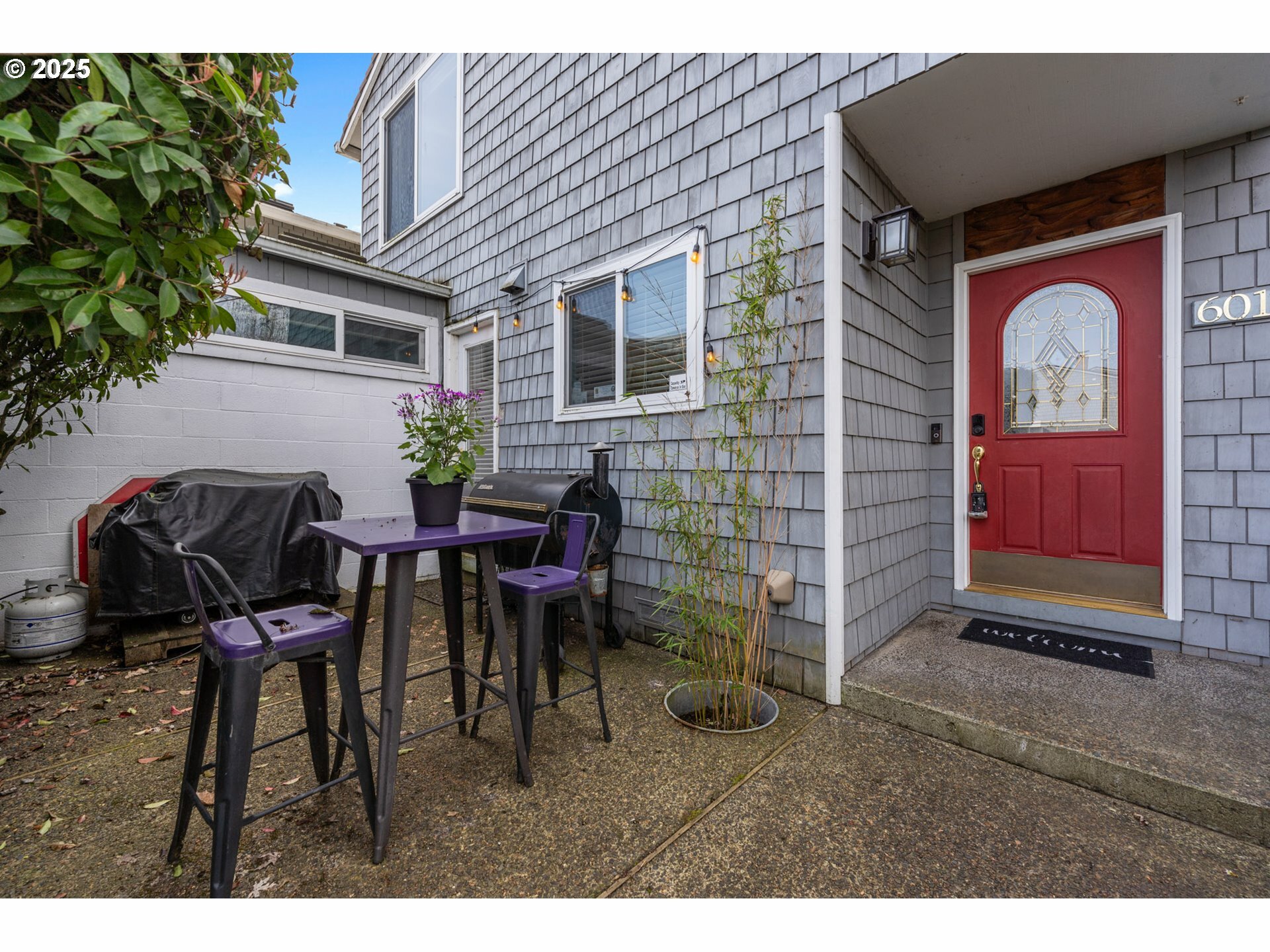 Property Photo: 601 N Tomahawk Island Dr OR 97217