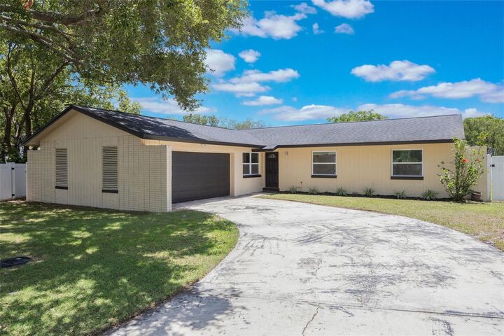 Property Photo: 725 Laurel Way FL 32707