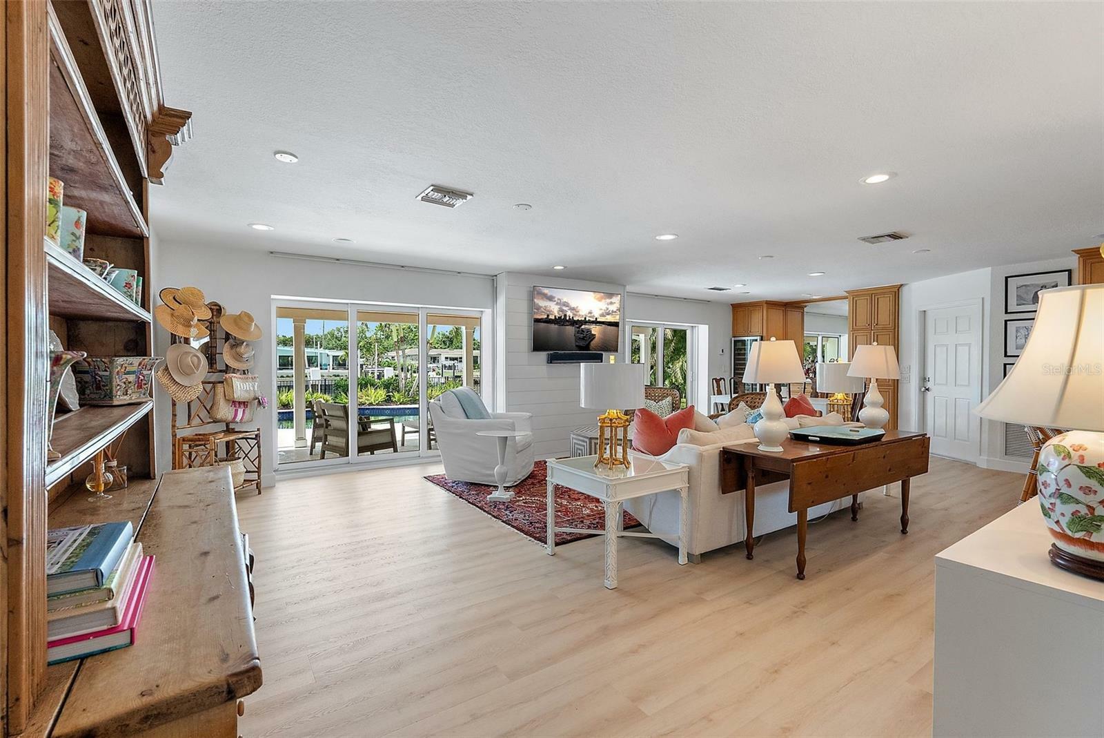 Property Photo: 1112 38th Avenue NE FL 33704
