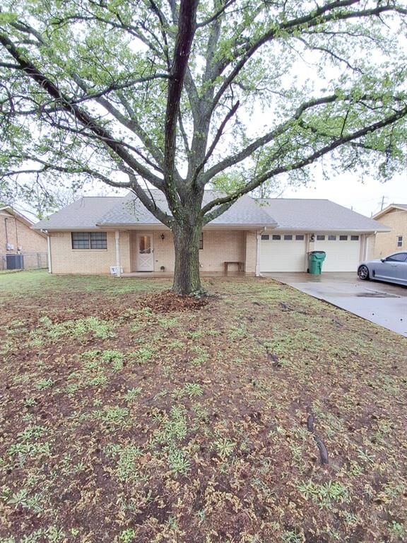 Property Photo: 1212 N Dale Avenue TX 76401