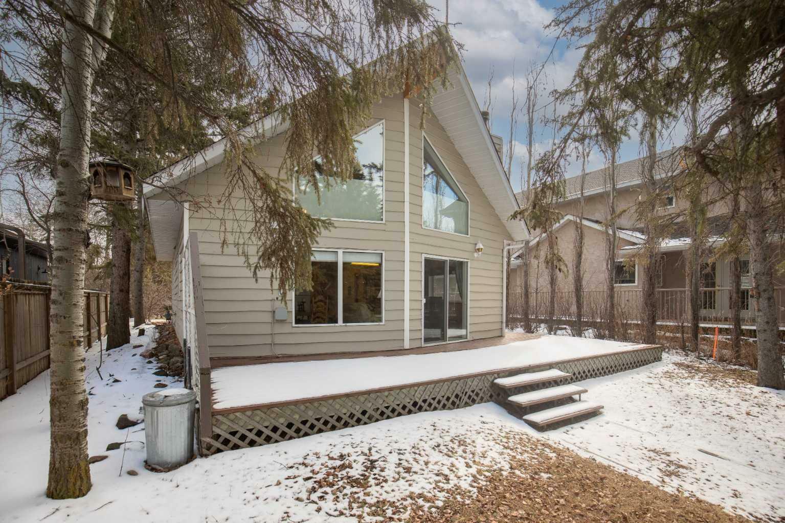 Property Photo: 91 Oliver Avenue AB T4L 2N1