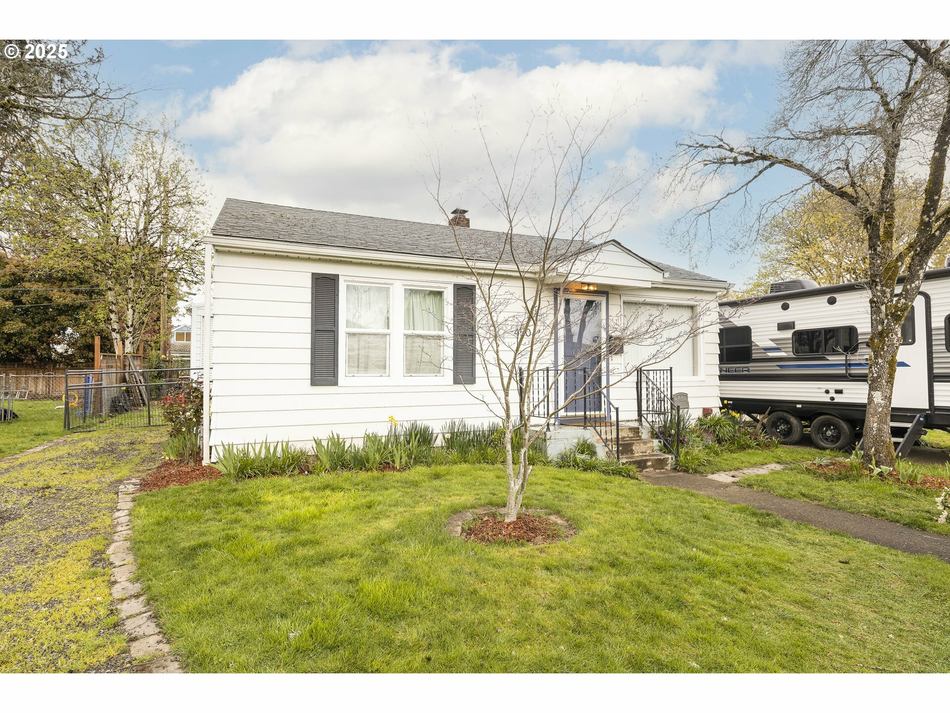 Property Photo:  450 SE Bradley St  OR 97321 