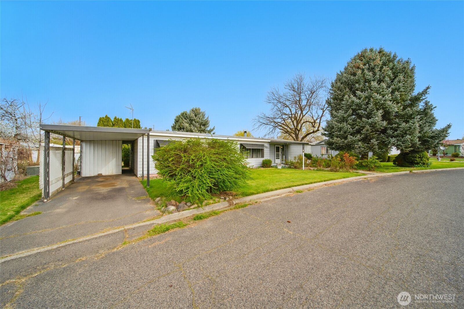 Property Photo:  829 SE Mockingbird Drive  WA 99324 