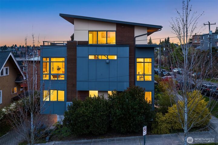 Property Photo: 2701 Franklin Avenue E WA 98102