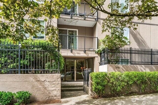 Property Photo:  701  17th Avenue NE 303  WA 98122 