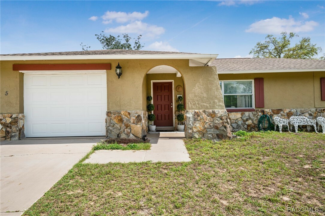 Property Photo: 3185 N Camomile Way FL 34465