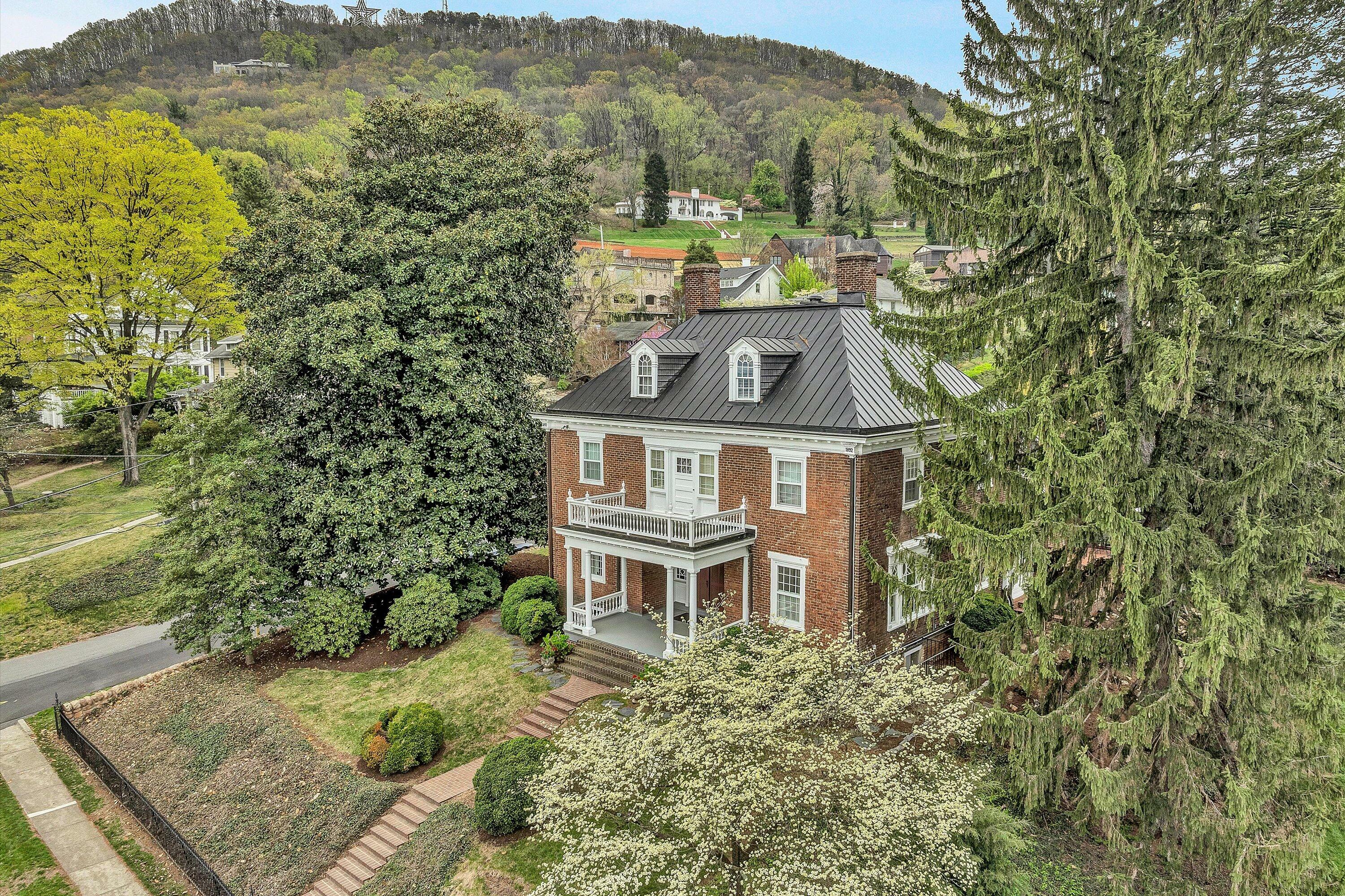 Property Photo: 1201 Ivy St SE VA 24014